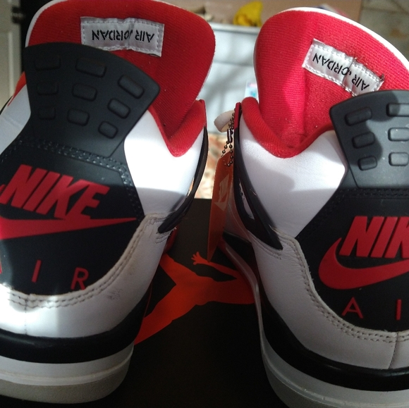 Air Jordan fire red 4's 2021 - Picture 3 of 6